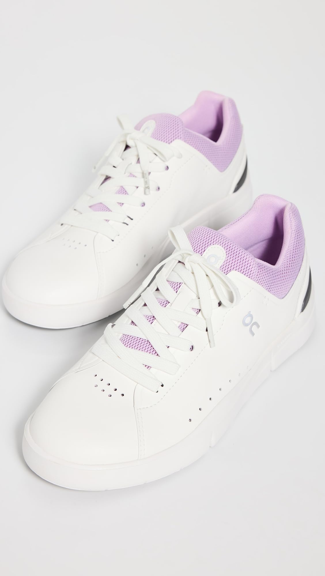 On Women's The Roger Advantage Sneakers